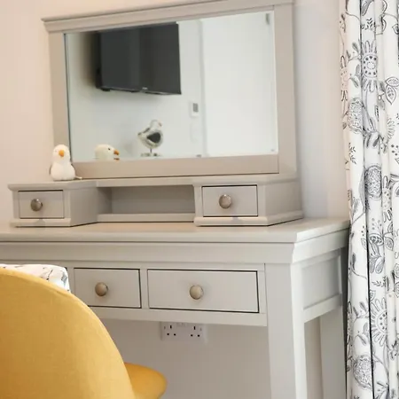 Stylish Estuary View Apartment *