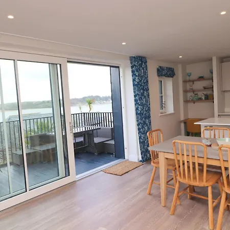 Stylish Estuary View Apartment Padstow